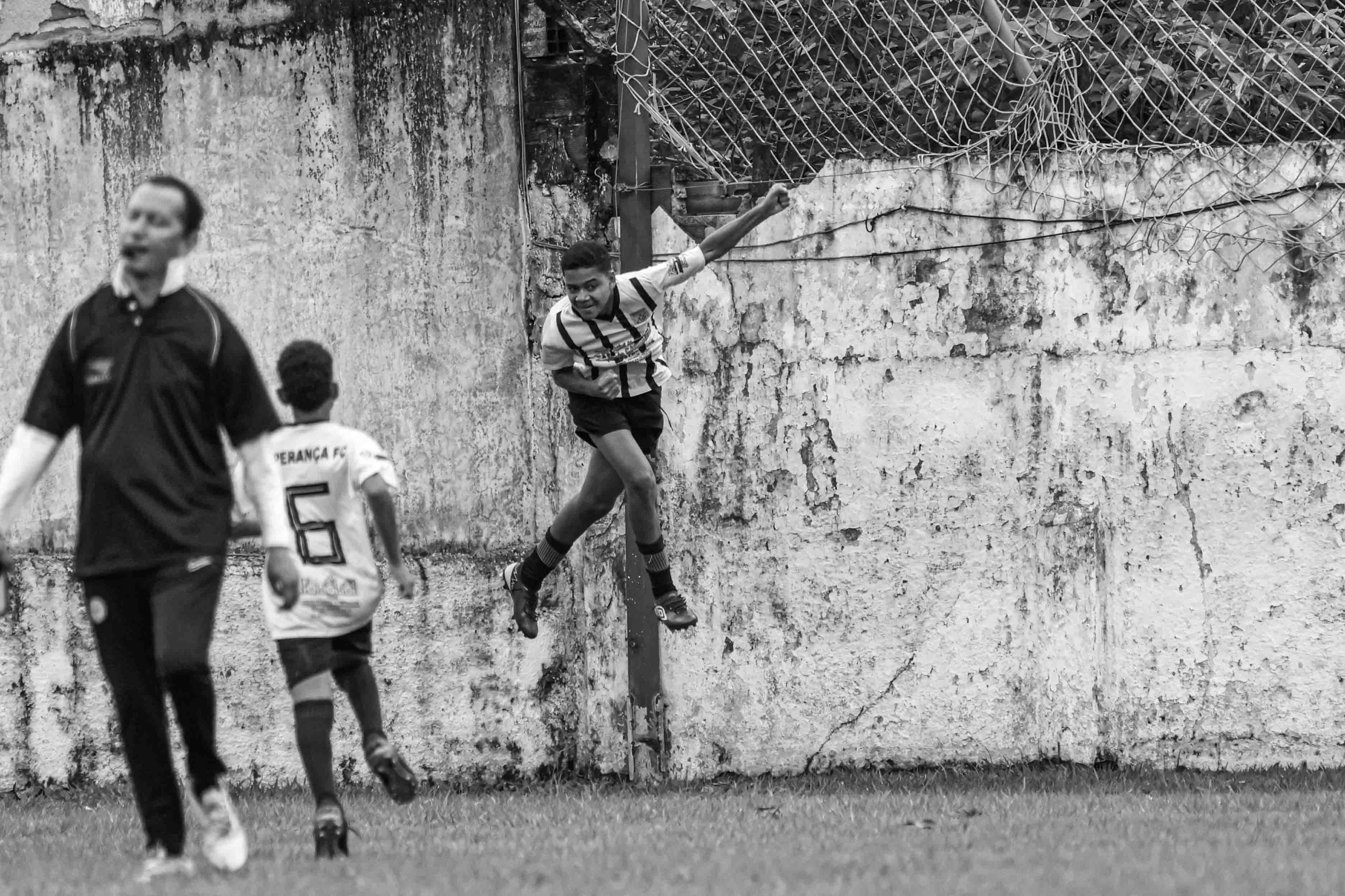 Atleta do projeto social do Brabo comemorando
